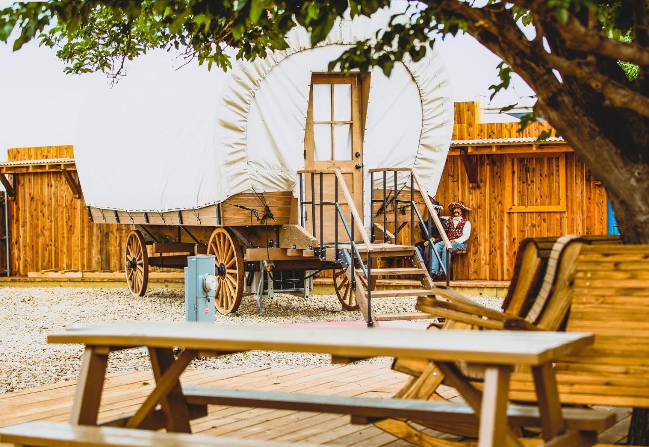 The Big Texan - Cabins And Wagons Amarillo Zewnętrze zdjęcie